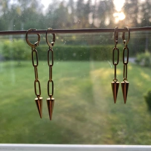 Guld örhängen - Guld örhängen. Rostfria och guldpläterade som säljs för 40 kr styck eller 70 kr par. Hör av er vid frågor eller samarbeten❤️