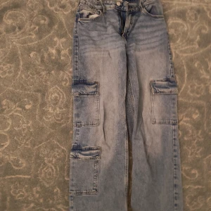 Jeans med fickor - Använda 2-4 gånger så skicket är 10/10 så är du intresserad kan vi även sänka priset ☺️👖