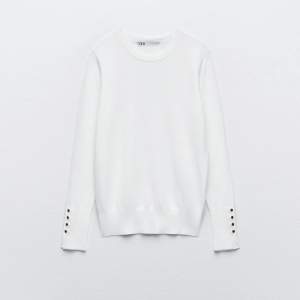 Säljer denna vita, stickade tröjan från Zara. Använd fåtal gånger, så i bra skick. Säljer för att den inte används🤍