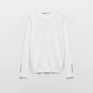 Vit stickad tröja från Zara - Säljer denna vita, stickade tröjan från Zara. Använd fåtal gånger, så i bra skick. Säljer för att den inte används🤍