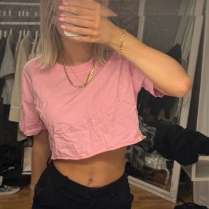 Kort t-shirt - Kort topp, köpt för några år sedan men har bara legat i garderoben då de inte riktigt är min stil. 