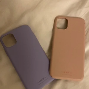 Två holdit skal - Två holdit skal för en iphone 11 för 80kr. Det ena är lite slitet som man kan se på andra bilden men det funkar fortfarande. Ni kan även köpa ett skal för 40 men priset kan diskuteras!!