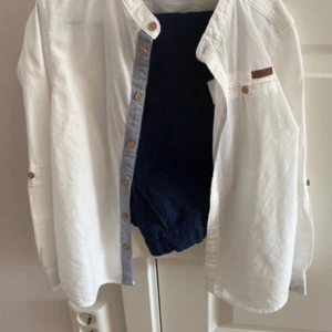 Ett sett med skjorta och byxor i linne .  - Knappt  använda. Perfekt att ha på sig till jul eller nyår! 