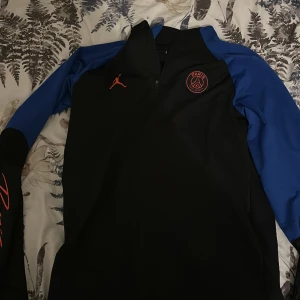 Paris tröja saint german - Har används 1 gång. Köptes för 799