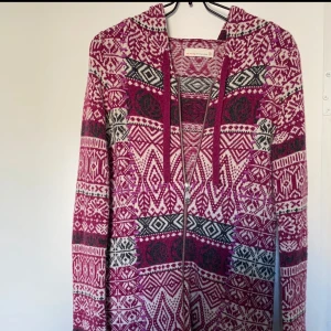 Lång kofta odd Molly xs  - Superfin kofta från odd Molly  Röd/vit/rosa  Xs  