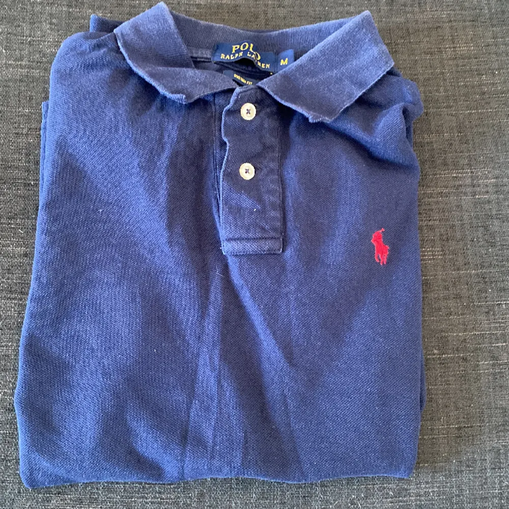 En fin Ralph Lauren tröja som är i bra skick|| färgen är blå|| storlek M|| pris 150 vid frågor eller funderingar kontakta oss!!. Skjortor.