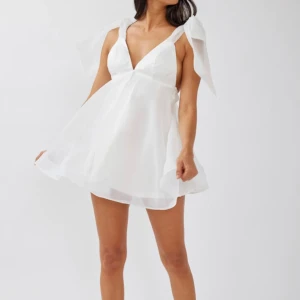 Studentklänning  - Säljer min fina vita klänning från Selife Leslie🤍 oanvänd och lappen sitter kvar! Säljer för att jag beställde två storlekar✨ storlek 36 och köp för 1200kr+500kr tull💖 åker inte upp när man hoppar eller springer! 