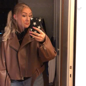 BIANCAxNELLY - intressekoll!!!!!! kollar intresset på denna snygga bruna skinnjacka från biancaxnelly, knappt använd.
