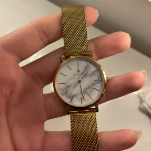 Klocka från black oak i guld  - Klocka från black oak i guld med marmor innuti ä, säljs pga att den it används. Ordinarie pris är 690kr 