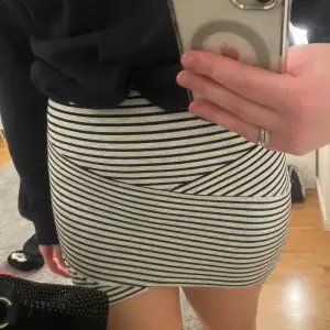 Bekväm kjol från Cubus. Är i storlek 158-164 men passar mig som brukar ha runt M-L i byxor. Använd någon gång och är i bra skick
