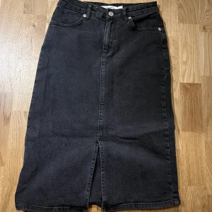 KJOL - CARIN WESTER - Supersnygg svart jeanskjol med slits där fram ifrån carin wester 🌟 Jag är 168 cm lång och den slutar strax efter knäskålarna! 