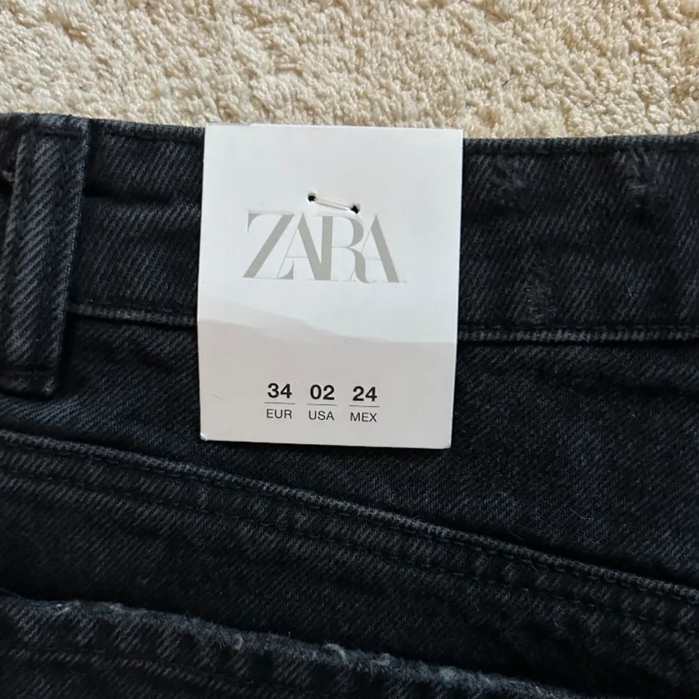 Helt nya, endast testade shorts från Zara. Köpta för 329kr i butik❣️. Shorts.