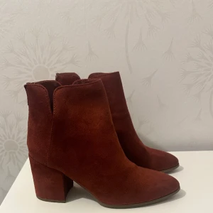 Högklackade skor  - Högklackade skor  Ny utan prislappen 