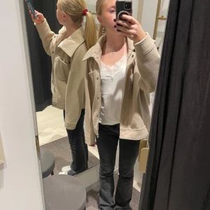 Beige jacka/kappa  - Jackan är i bra skick men lite nopprig på insidan av ytterärmarna, den är i st S och är köpt på Ullared. Köpt för ca 400kr. Skriv privat för mer information 💞
