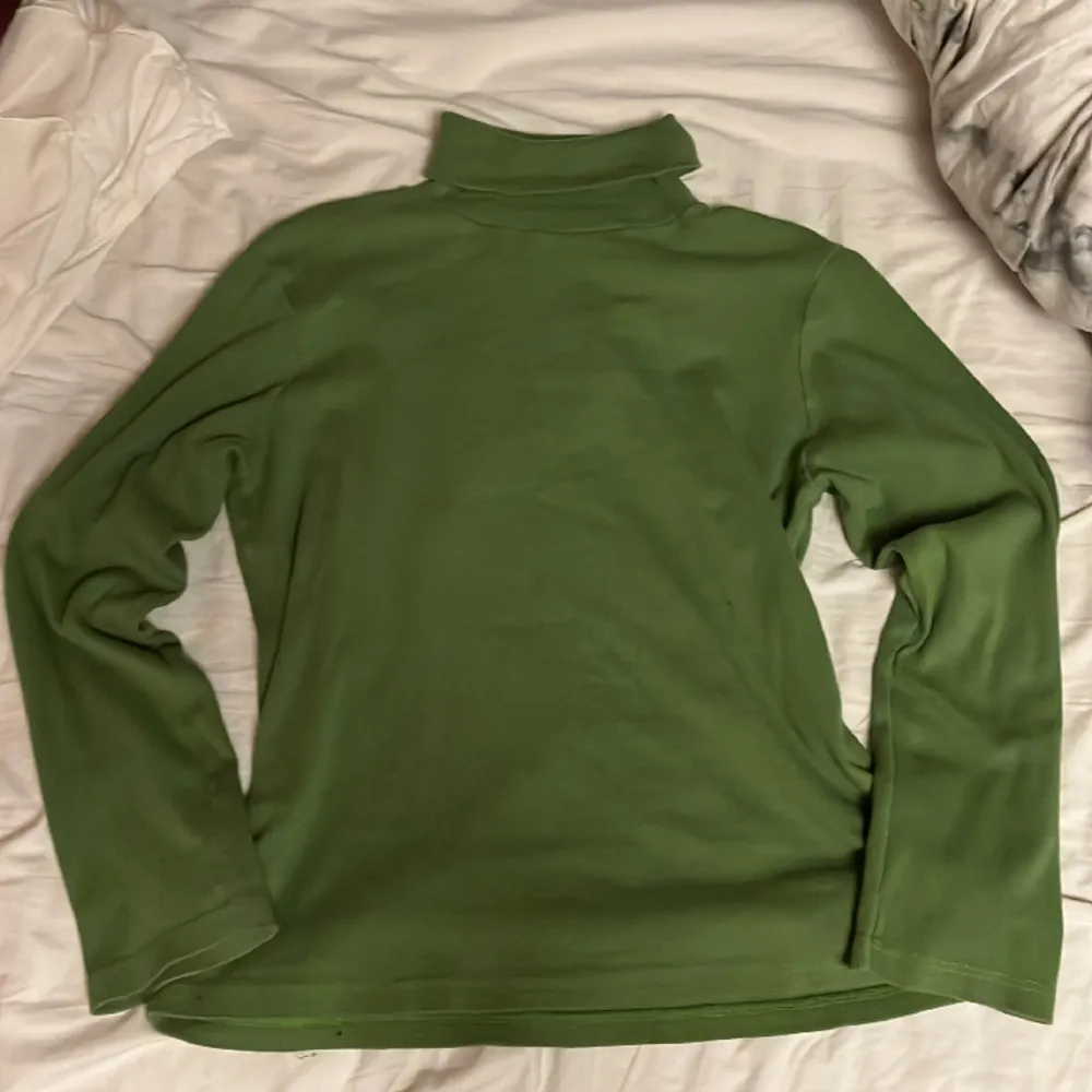 Jättefin grön polotröja från åhlens💕 det står XL men den passar perfekt på mig som vanligtvis har S i kläder!. Tröjor & Koftor.