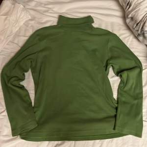 Jättefin grön polotröja från åhlens💕 det står XL men den passar perfekt på mig som vanligtvis har S i kläder!