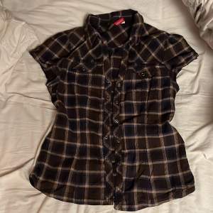 Jättefin brunrutig kortärmad skjorta från hm💕det står storlek 40 men den passar jättebra på mig som vanligtvis har 36/S