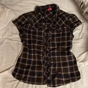 Jättefin brunrutig kortärmad skjorta från hm💕det står storlek 40 men den passar jättebra på mig som vanligtvis har 36/S