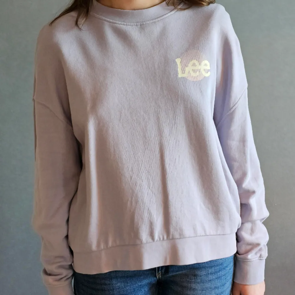 Sätt gärna prisförslag! Säljer den här asfina Lee tröjan, aldrig använd och därför i jättebra skick. Köpt för 200 kr. Tröjor & Koftor.