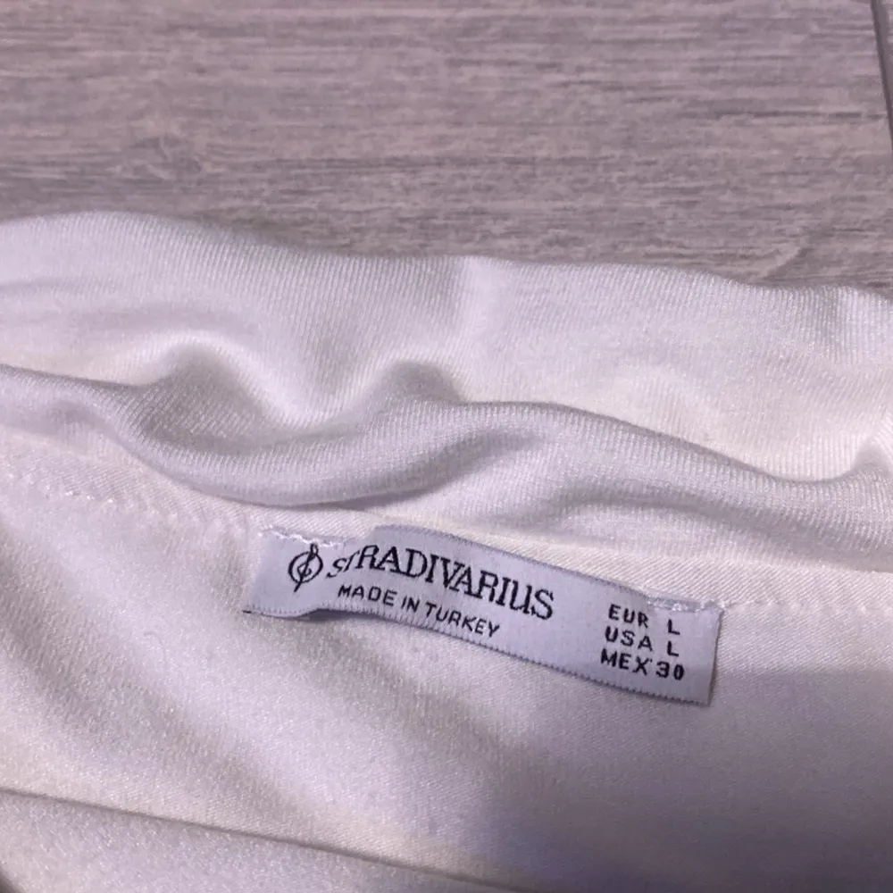 Säljer min vita offshoulder tröja som är lite för stor för mig. Passar folk med M.  Köpte den på rea för 180kr. 💕. Tröjor & Koftor.