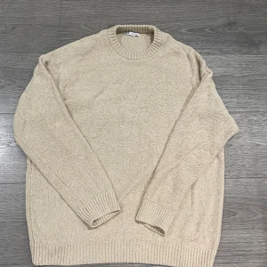 Zara stickad tröja (M) - Aldrig använd, 10/10 Beige stickad zara tröja  Stl M Prutbar vid snabbaffär!
