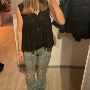 Svart blus  - Super snygg blus som tyvärr inte kommer till användning. Den har en skada vid brösten men det går lätt att sy.