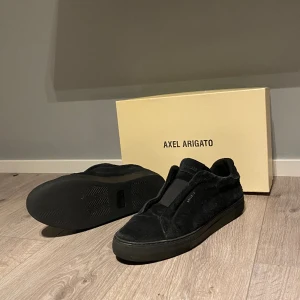 Axel arigato  - Trött på mina arigatos och vill helst fått sålt dom så snabbt som möjligt. Dom har mycket kvar att ge och dom är i hyfsat skick