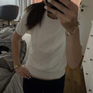 Säljer min vita stickade t-shirt från zara💕 den är i storlek S men passar XS också💘 den är använd några gånger och den är super snygg och passar till allt💓 skriv för fler bilder och använd gärna köp nu 