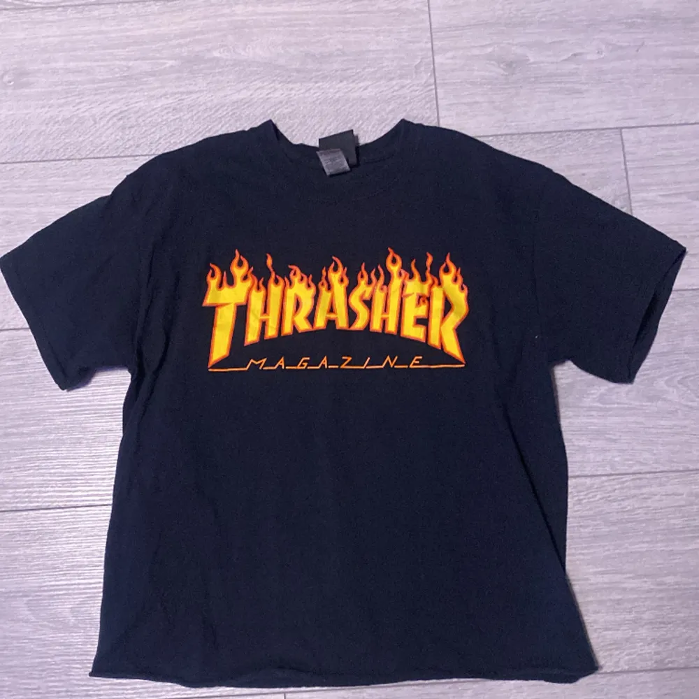 Säljer min svarta thrasher tröja eftersom ja inte använder den. Klippt den eftersom den va lite för lång på mig. Nypris 399kr. 💕 . T-shirts.