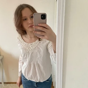 Jättefin sthlms-stil vit blus!!  - Passar S-M Supersöt och med gulliga detaljer, perfekt för den med en feminin stil, eller den som söker efter en somrig blus!1!