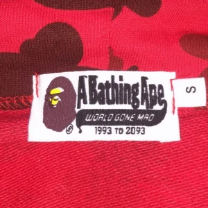 Bape hoodie röd storlek S - Bape hoodie röd storlek S aldrig använt och gott skönt material 
