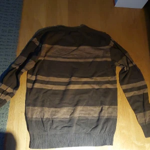 Säjer denna tröja för att den inte är min stil längre. Har du några frågor kontakta mig och skriv gärna innan du köper. Tar tyvärr bara swish - Den är köpt på second hand och är i väldigt bra skick