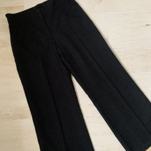 Kostymbyxor  - Svarta kostymbyxor från H&M. Köpta second hand men aldrig använda av mig. Byxorna är i storlek 40 men förra ägaren har sytt in dem så skulle säga att de passar M. Mid/low waist. Passar perfekt i längden på mig som är 160 ca. 