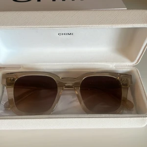 Chimi 04 ecru - Säljer mina chimi i 04 då de inte kommer till användning längre💗 skicket är super bra och är som nya! Jag ser inga repor i de eller skavanker. 💗