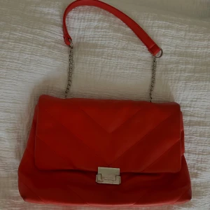 Handväska - Rymlig väska med tecken på användning med fortfarande i mycket bra skick!