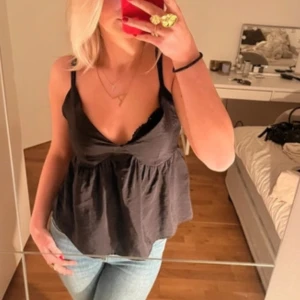 Vero Moda topp - Vero Moda topp i stl S. Bra skick. Skriv för fler frågor eller intresse 