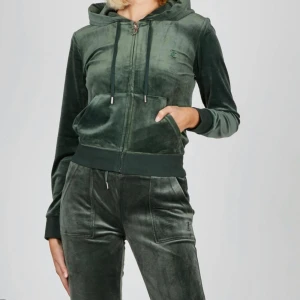 Mörkgrönt Juciy sett - Säljer mitt mörkgröna juciy couture sett i storlek Xs. Säljer pågrund av att de inte kommer till användning för mig längre och att de är för litet.  Settet är i bra skick och har inget slitage. Säljer för 1200kr, men priset kan diskuteras😀