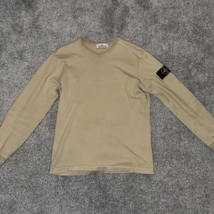 Stone Island  - Hej, jag säljer nu denna tröja pågrund av att jag inte använder den. Inga skador eller skavanker:) 10/10. Priset är inte hugget i sten. Hör av dig om du undrar något!!😊//Fabian 