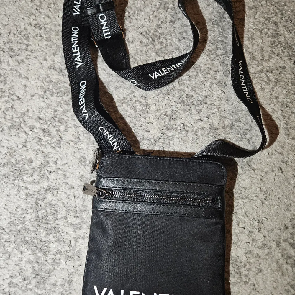 Säljer nu min Valentino bag då jag köpte den för längesedan och insåg att den inte var något för mig.  Fraktar inom 24h📦 Skick 9,9/10 . Accessoarer.