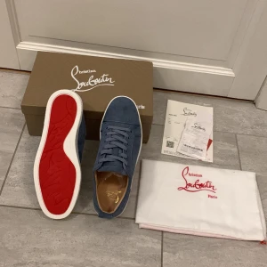 Säljer Christian Louboutin skor - Säljer mina Loubs för dem är för små. Skicket är 10/10 och inte använda. Vi kan diskutera pris vid snabb affär. Har ni mer frågar kan ni bara fråga.