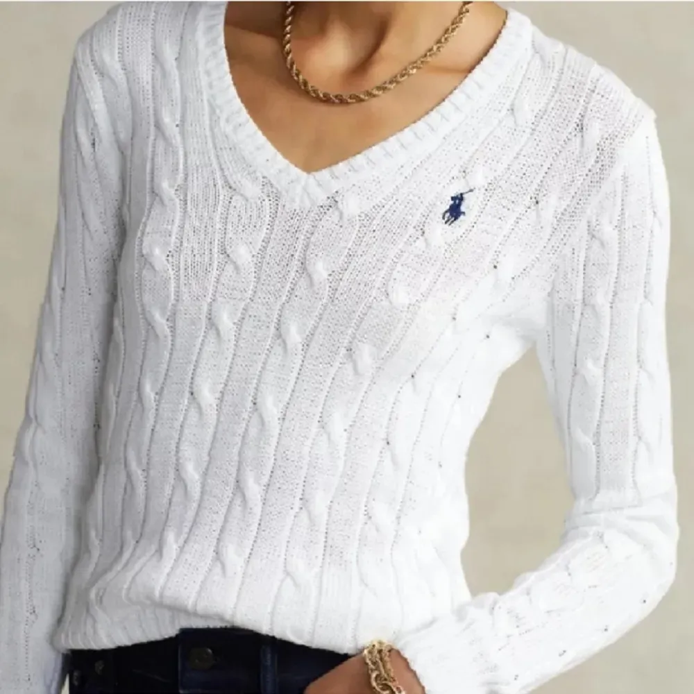 Jätte fin stickad Ralph Lauren tröja i vit. säljer för 300-400kr TRYCK GÄRNA PÅ KÖP NU Mycket bra skick💞M med passa jätte bra i Xs och S. Tröjor & Koftor.