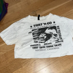 Crop top från hm - Kort crop top med tryck i storlek XXS köpt på H&M! Inga fläckar eller nagot. Koparen star for frakten! Pris diskuteras!
