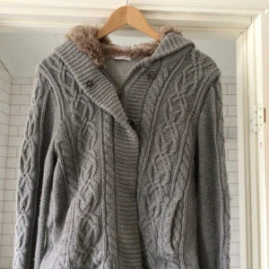 Huv töja grå - Skön att ha på sig på våren och hösten. Nästan oanvänd.