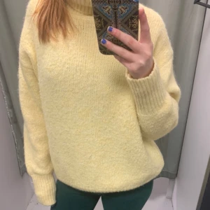 Gul stickad tröja - Suuuper mysig gul stickad tröja från zara❤️❤️
