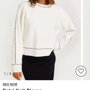 Stickad tröja från neo noir - Säljer min fina stickade från neo noir då det inte används och bara glöms bort i garderoben. Aldrig använd. Köpt i höstas