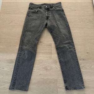 Säljer ett par sjukt snygga Levis 501 jeans i en ljusgrå färg (säljs inte längre). Väldigt eftertraktade i just denna färg. Storlek 30/32