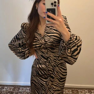 Långklänning  - Lång klänning i stl S med knappar i typ Satin material. Bra sick. Från SHEIN.