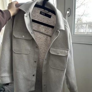 Jacka - Jacka från zara, använd fåtal gånger, storlek S, lite smutsig men går att tvätta