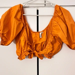 Topp - Jättefin topp som passar bra till sommaren! 🧡Den är i bra skick och inte använt alls! 