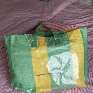 Comme des carcons  - Säljer min comme des carcons väska då den inte kommer till användning, rymmer så mycket och perfekt väska till skola, gymmet, stranden, stan!   Så fin men kommer tyvärr inte till användning tillräckligt mycket…  (Notera fläck i hörnet inne i väskan)